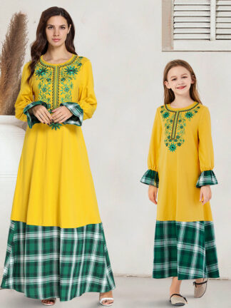 Купить Muslim Casual Long Dress Fashion Family Clothes Mom and Big Girls Full Sleeve Dresses Yellow Plaid Patchwork Embroidery Vestidos