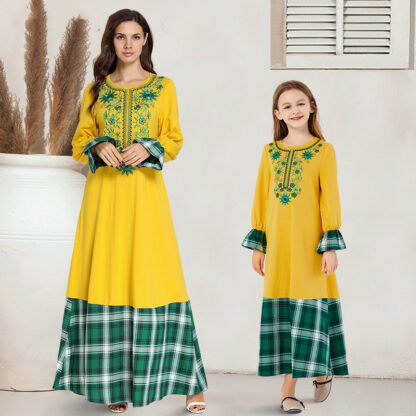 Купить Muslim Casual Long Dress Fashion Family Clothes Mom and Big Girls Full Sleeve Dresses Yellow Plaid Patchwork Embroidery Vestidos