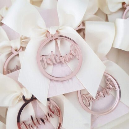 Купить 50 Pcs Personaized aser Cut Baby Name Rose God Mirror Round Decor For Baptism Christening Customized Circe Tags Bags Favors