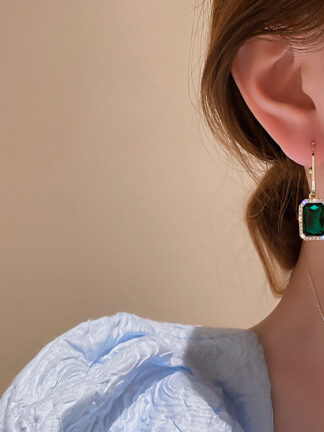 Купить 925 Silver Needle Korean Dongdaemun Fashion Personalized Diamond Square Emerald eardropTemperament Design Earrings