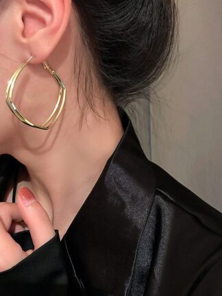 Купить Silver Needle Twisted Love Heart Earrings European American Design Sense Simple and Stylish Earrings Ear Ring Metal Cold Style Graceful