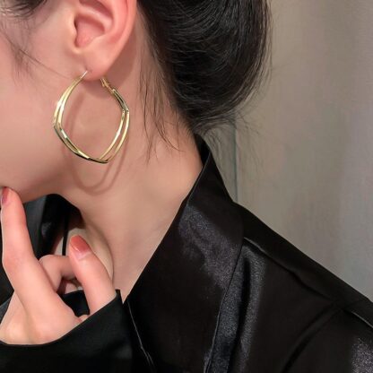 Купить Silver Needle Twisted Love Heart Earrings European American Design Sense Simple and Stylish Earrings Ear Ring Metal Cold Style Graceful