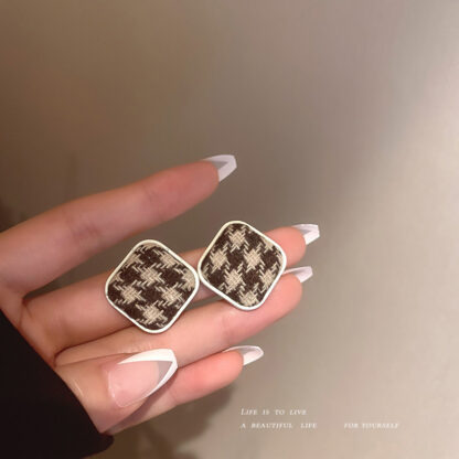 Купить 925 Silver Needle Houndstooth Geometric Retro Stud Earrings Korean Gentle Temperament Autumn/Winter Earrings All-Match Fashion eardrop Fema