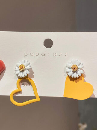 Купить 925 Silver Needle Korean Simple Personalized Earrings Asymmetric Love Little Daisy Eardrops Online Influencer Refined Sweet Earrings