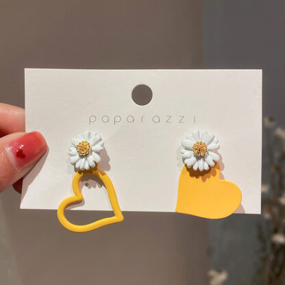 Купить 925 Silver Needle Korean Simple Personalized Earrings Asymmetric Love Little Daisy Eardrops Online Influencer Refined Sweet Earrings