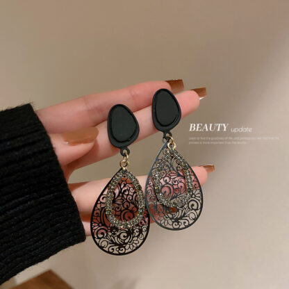 Купить Silver Needle Hollow Pattern Water Drop Vintage Earrings Korean Exaggerated Temperamental Earrings Niche Metal Cold Style eardrop for Women