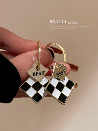 Купить Silver Needle C- Shaped Letter Drop Oil Black and White Plaid Earrings Korean Contrast Color Checkerboard Plaid eardrop Fashionable Earring