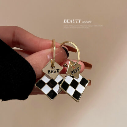 Купить Silver Needle C- Shaped Letter Drop Oil Black and White Plaid Earrings Korean Contrast Color Checkerboard Plaid eardrop Fashionable Earring