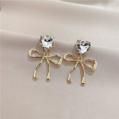 Купить Silver Needle Korean Niche Short Chain Earrings Fashion Personalized Design Earrings Metal Cold Style Graceful eardrop Women