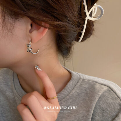 Купить Silver Needle Bear Geometric C- Type Eardrop Earring Korean Cold Style Cute Earrings Fashion Special-Interest Graceful Earrings Female