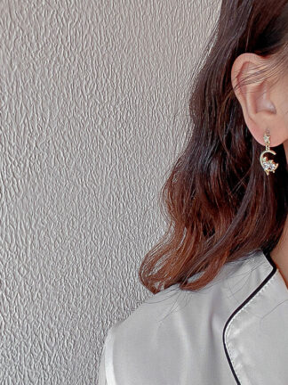Купить 925 Silver Stud Rhinestone-Encrusted Cat Earrings Korean Design Simple Graceful Online Influencer Ear Stud Earring New Fashion eardrop
