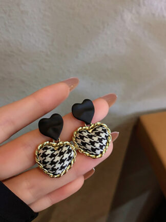 Купить 925 Silver Needle Korean Dongdaemun Houndstooth Love Heart Earrings Fashion Retro Design Ear Studs All-Match Earrings for Women