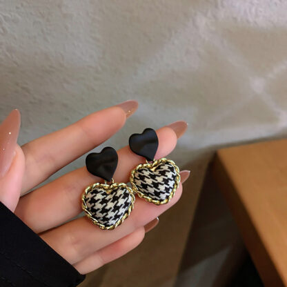 Купить 925 Silver Needle Korean Dongdaemun Houndstooth Love Heart Earrings Fashion Retro Design Ear Studs All-Match Earrings for Women