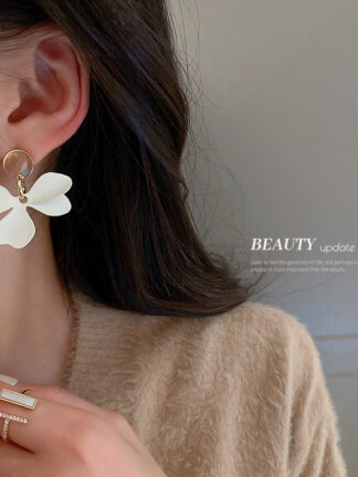 Купить Silver Needle Mori Style Flower Asymmetric Earrings Korean Ins Simple and Fresh Ear Ring Sweet Elegance Girl Earrings