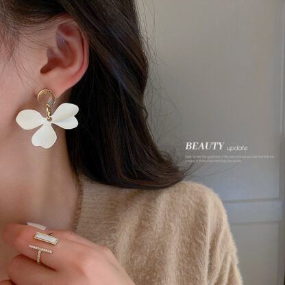 Купить Silver Needle Mori Style Flower Asymmetric Earrings Korean Ins Simple and Fresh Ear Ring Sweet Elegance Girl Earrings