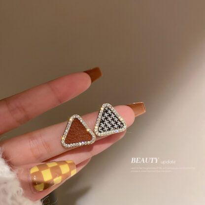 Купить 925 Silver Stud Rhinestone-Encrusted Triangle Asymmetric Stud Earrings Korean Fabric Houndstooth eardrop Internet Famous Personalized Earri