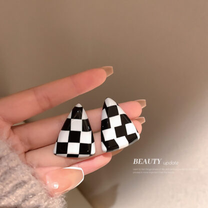 Купить 925 Silver Needle Black and White Plaid Triangle Earrings Korean Ins Chessboard Personality Minimalist Elegant eardrop for