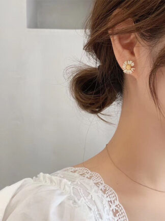 Купить Real Gold Plated 925 Silver Needle Simple Daisy Earrings Small Flowers Stud Earrings Summer Fresh Vacation Style eardrop for Women