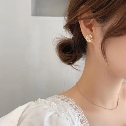 Купить Real Gold Plated 925 Silver Needle Simple Daisy Earrings Small Flowers Stud Earrings Summer Fresh Vacation Style eardrop for Women