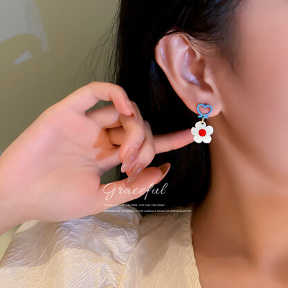 Купить 925 Silver Needle Korean Simple Personalized Earrings Asymmetric Flower Bear Earrings Online Influencer Refined Design eardrop