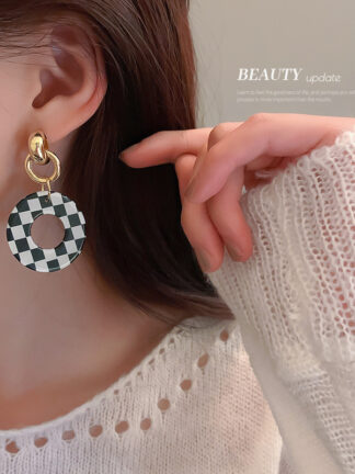 Купить 925 Silver Needle Acrylic Chessboard Grid Ear Clip Earrings Korean Black and White Letter Plaid Earrings Simple Wild eardrop