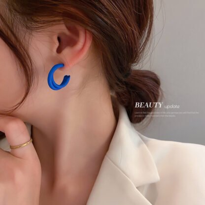 Купить 925 Silver Needle Geometric C- Shaped Blue Color Ribbon Stud Earrings Korean Fresh Girl Earrings Simple All-Match Temperament eardrop