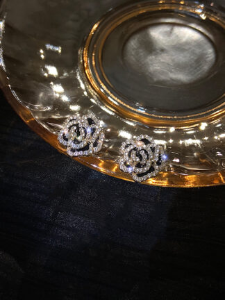 Купить 925 Silver Stud Rhinestone-Encrusted Pearl Flower Earrings Korean Design Sense Simple and Stylish Earrings Hot Selling Temperament eardrop