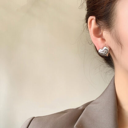 Купить 925 Silver Needle Korean Dongdaemun Fashion New Metal Heart Stud Earrings Cold Style Temperament Design Earrings