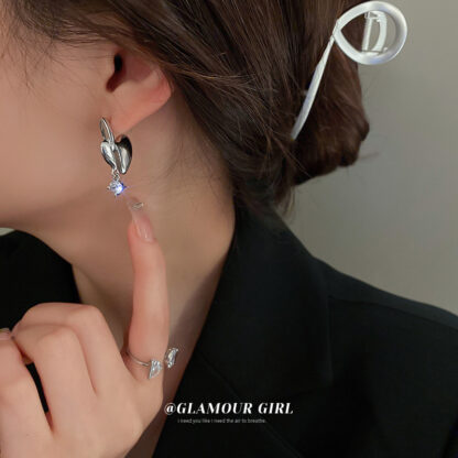 Купить Silver Needle Micro Inlaid Zircon Love Heart Earrings Korean Fashion Metal Cold Style Ear Stud Earring Design Sense Graceful Earrings