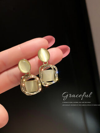 Купить 925 Silver Needle Korean Stylish and Simple Personality Earrings with Diamonds Cats Eye Earrings Online Influencer Refined Design eardrop