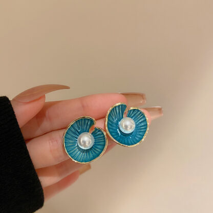 Купить Silver Needle Pearl Circle Shell-Shaped Earrings Korean Design Palace Style Earrings Fashion Special-Interest Graceful eardrop Women