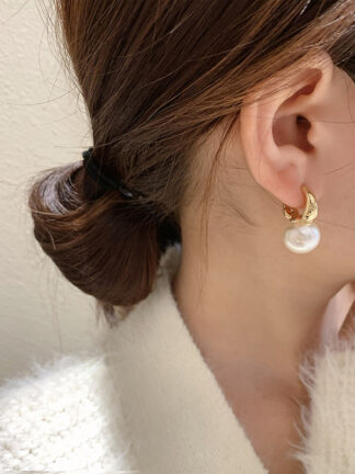 Купить South Korea Dongdaemun Fashion Elegant Pearl Earrings Niche Design Simple Ear Clip High Sense Online Influencer Earrings Women