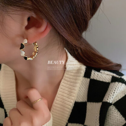 Купить 925 Silver Needle Black and White Heart Drop Oil C- Shaped Eardrop Earring Korean Temperamental Earrings Fashion Trendy Unique Earrings for