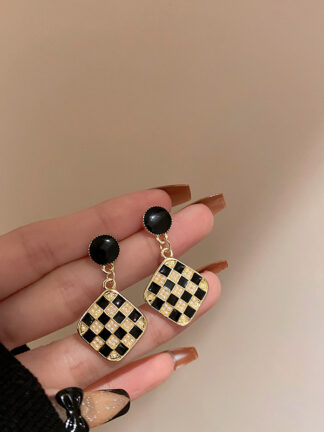 Купить Silver Needle Drop Oil Pearl Square Fashion Dignified Sense of Design Earrings Korean Niche Chess Plate Plaid eardrop