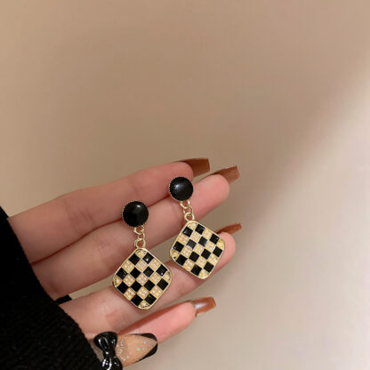 Купить Silver Needle Drop Oil Pearl Square Fashion Dignified Sense of Design Earrings Korean Niche Chess Plate Plaid eardrop