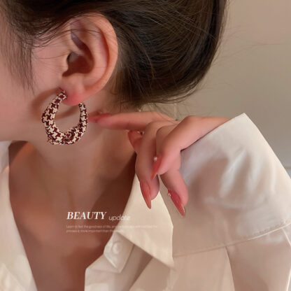 Купить 925 Silver Needle Plaid Ear Ring Fashion All-Match Hong Kong Style Retro Earrings Korean Special-Interest Design Personalized Temperament Ea