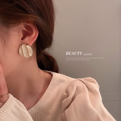 Купить 925 Silver Needle Korean Geometric Dripping Stud Earrings Shell Niche Design Earrings Simple Temperamental All-Match eardrop for Women