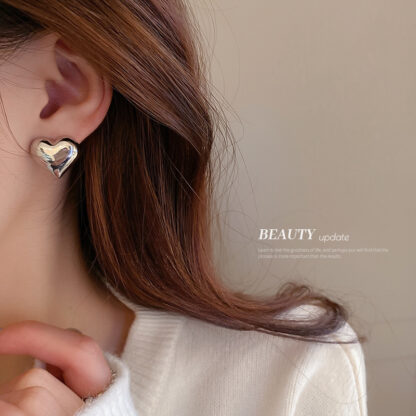 Купить Silver Needle Metal Glossy Surface Three-Dimensional Love Heart Stud Earrings Female Ins Sweet Cool Style Small Delicate Earrings Korean Ele