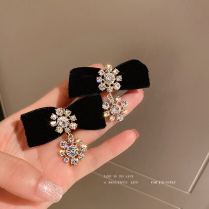 Купить 925 Silver Stud Rhinestone-Encrusted Black Bow Earrings French Retro Flower Temperamental Earrings Classic Style Elegant eardrop