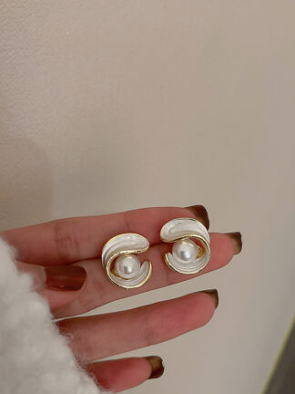 Купить Silver Needle Irregular Pearl Earrings French Entry Lux Niche Design Earrings Simple Temperamental All-Match Artistic eardrop