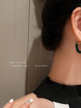 Купить Korean Irregular Geometric Ear Clip Fashion Trendy Temperament Twisted Deft Design Youth Beautiful Earrings Earrings for Women