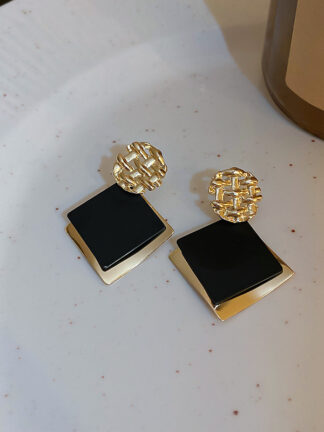 Купить 925 Silver Needle Geometric Square Sequined Metal Earrings Korean Ins Temperamental Earrings Graceful Personality High-Grade eardrop