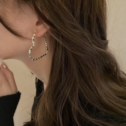 Купить 925 Silver Needle Hollow Heart Ear Ring Korean Niche Metal Design Sense Earrings Internet Celebrity Personalized Temperament Earrings Female