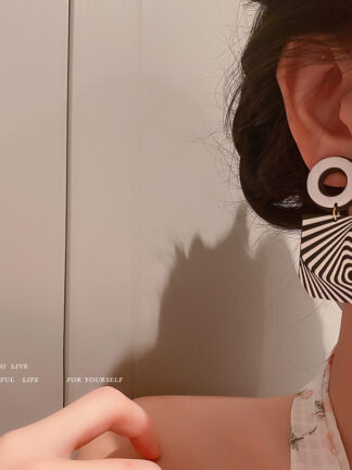 Купить 925 Silver Needle Geometric Acrylic Black and White Contrast Earrings European and American Exaggerated Long Mesh eardrop Flower