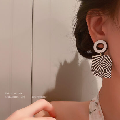 Купить 925 Silver Needle Geometric Acrylic Black and White Contrast Earrings European and American Exaggerated Long Mesh eardrop Flower