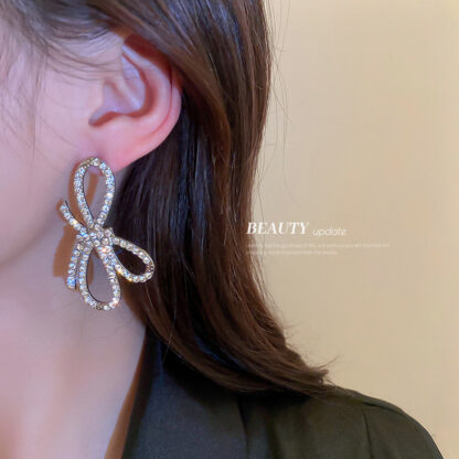 Купить Silver Needle Full Diamond Bow Earrings for Women European and American Personalized High-Key Dignified Earrings Fashion Diamond-Embedded Fr