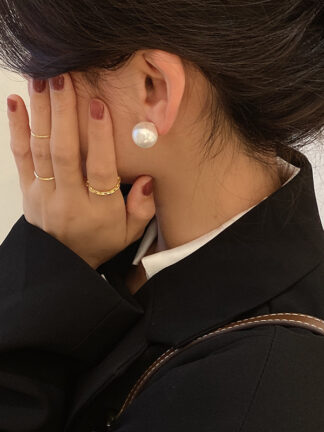 Купить Silver Needle Simple Pearl Retro Stud Earrings Ins Style Net Red Design Sense Niche Temperament Ear Studs French Gentle Earrings