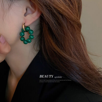 Купить Retro Green Asymmetric Beaded Earrings Ins Special-Interest Design High Sense Ear Clip Korean Personalized Temperament Earrings