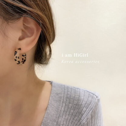 Купить 925 Silver Needle Korean Simple Fashion Leopard Print C- Shaped Earrings Female Resin French Hipster Style Ear Ring Personalized Earrings Fe