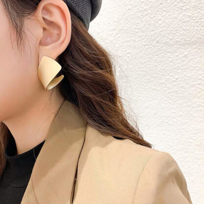 Купить 925 Silver Needle European and American Style Exotic Gold Stud Earrings Internet Celebrity Ins Frosty Style eardrop Female Graceful Persona